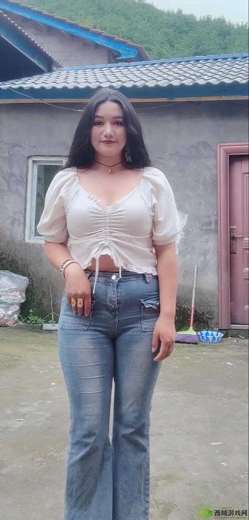 Chinese 熟女 Thon 肥臂的丰满与魅力:探讨女性身体美